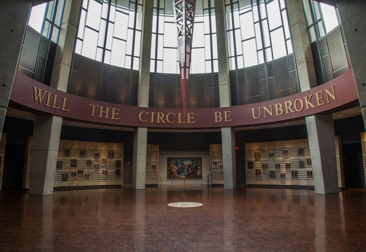Visite el Salón de la Fama y Museo de la Música Country.
