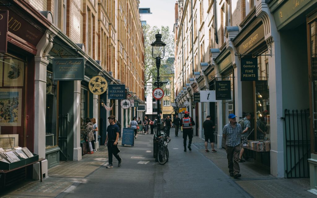Luxury boutiques and shopping avenues provide great things to do close to London.